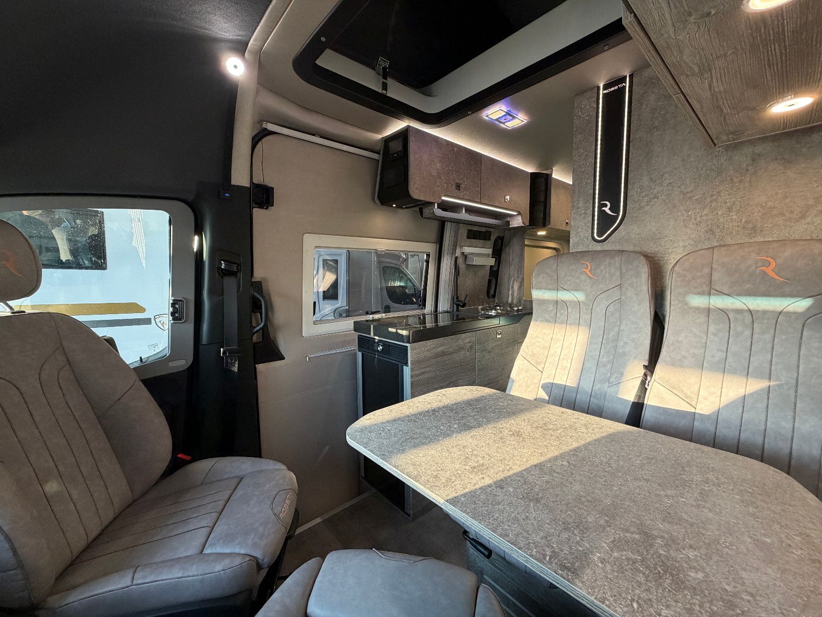 Fahrzeugabbildung Robeta Adonis - Luxus Campervan Aufstelldach