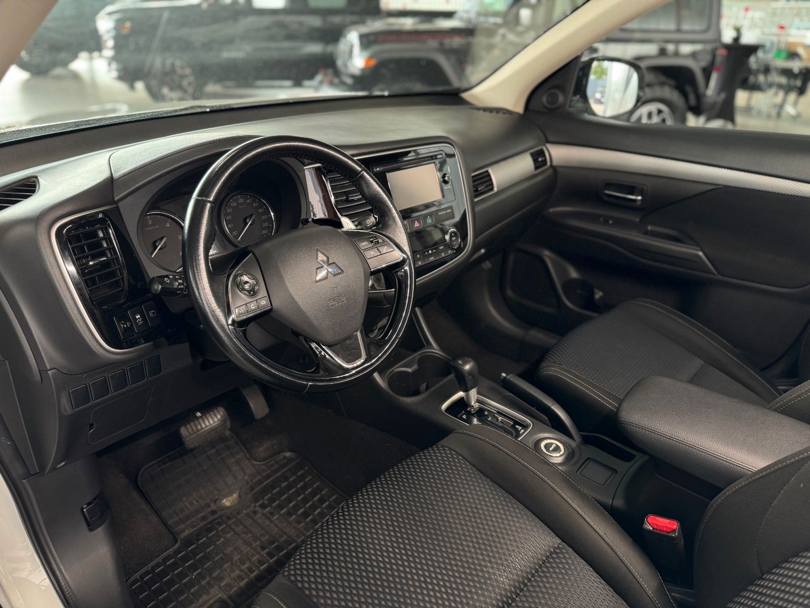 Fahrzeugabbildung Mitsubishi Outlander 2.2 DI-D Plus 4WD  NUR HÄNDLER/GEWERBE