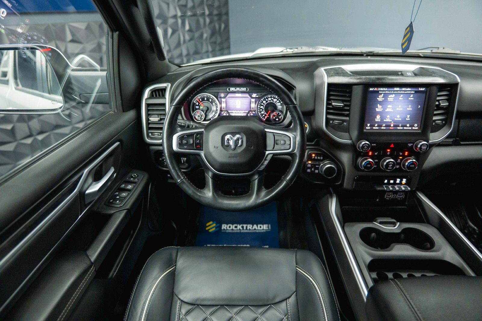 Fahrzeugabbildung Dodge RAM 5.7 V8 HEMI 4x4 OFFROAD Night-Paket *LED*