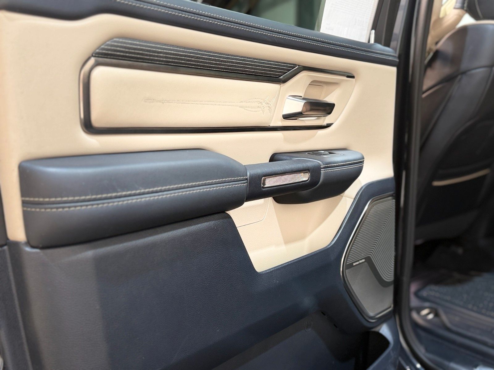 Fahrzeugabbildung Dodge Limited / CREW CAB / 4x4 / Harman Kardon / 360°