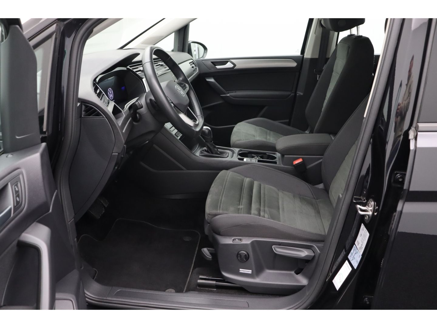 Fahrzeugabbildung Volkswagen Touran Comfortline BMT Start-Stop AHK Schwenkbar