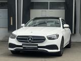 Mercedes-Benz E 220 D Avantgarde LED MBUX Distronic Pano AHK - Mercedes-Benz E 220: mit Navigationssystem