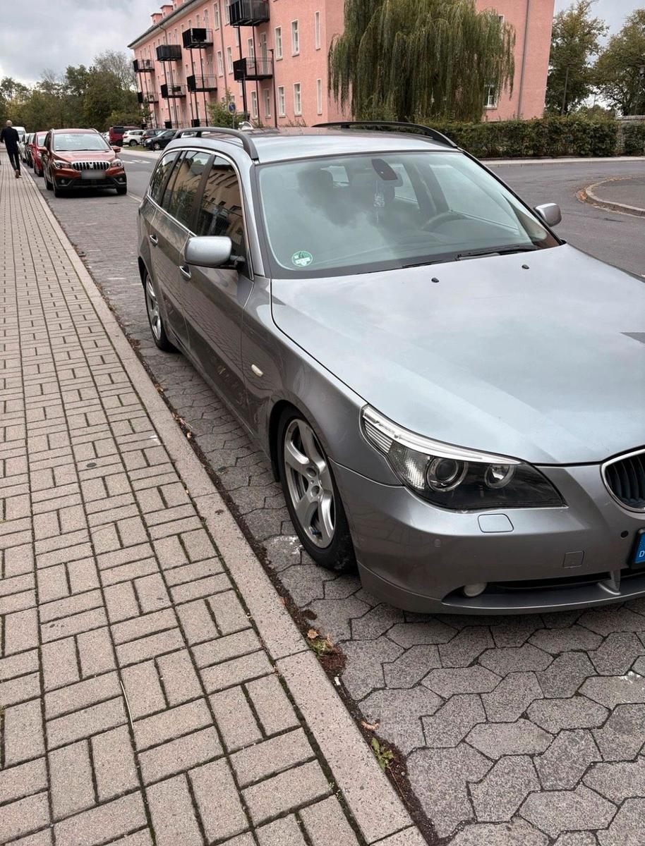 BMW 525 2004 — rear view