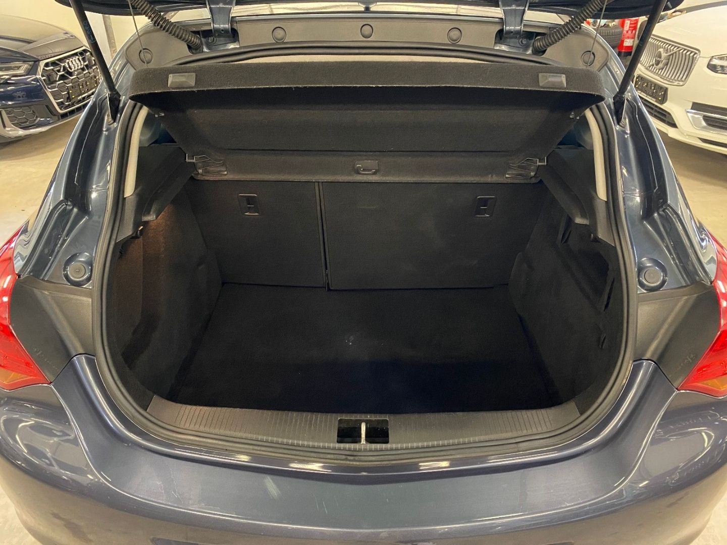 Fahrzeugabbildung Opel Astra J Lim. 5-trg. Edition AHK Klima