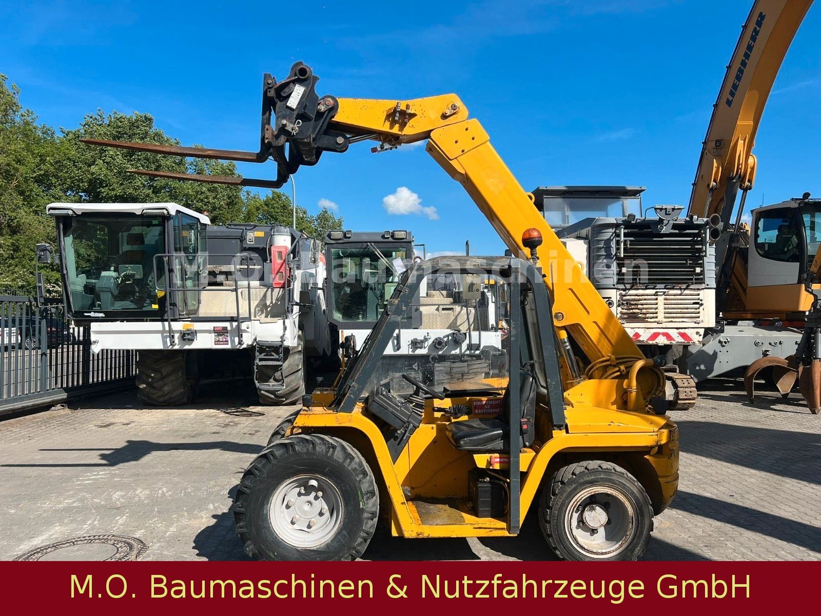 Fahrzeugabbildung Manitou BT 420 / SW /Gabel / 2 t / 4m / 4x4 /