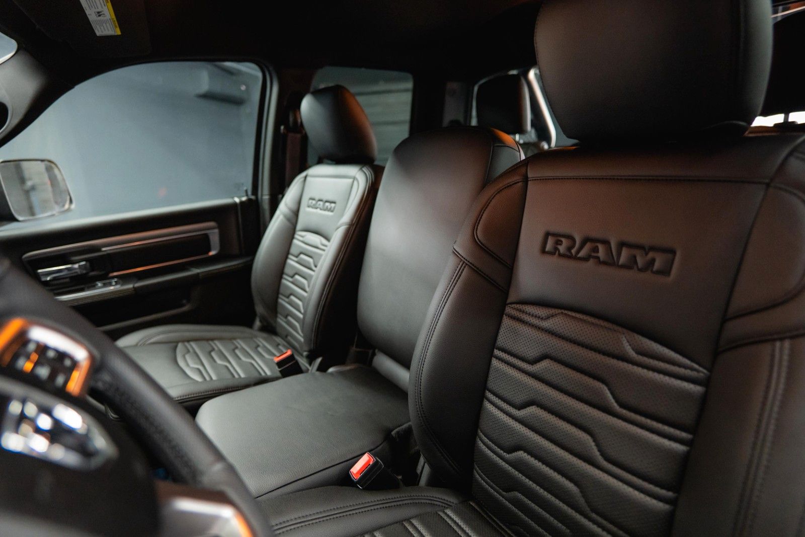 Fahrzeugabbildung Dodge RAM 5.7 V8 HEMI 4x4 OFFROAD Night-Paket LONG 19%