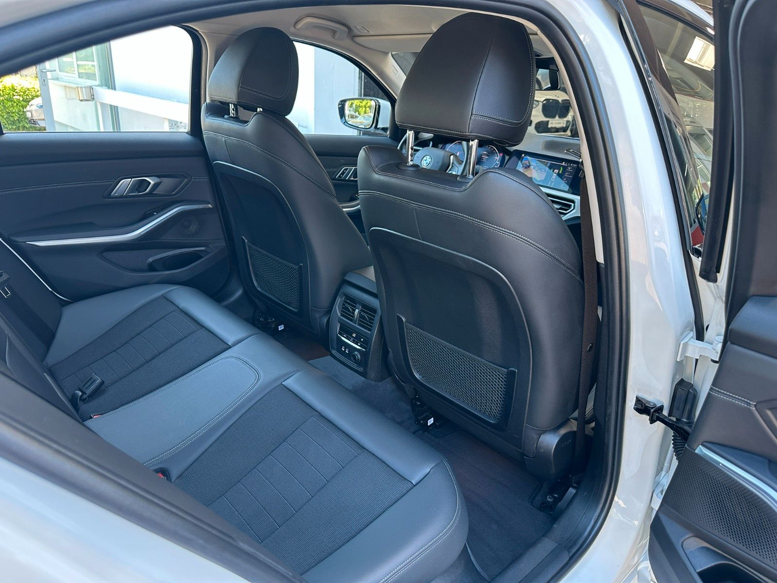 BMW 330e LC.PRO ACC LASER CARPLAY HUD HiFi KAMERA foto 11
