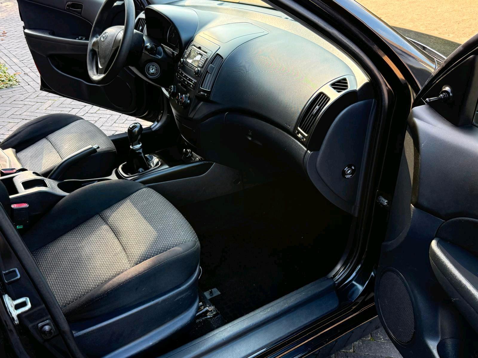 Hyundai i30 2011 — салон