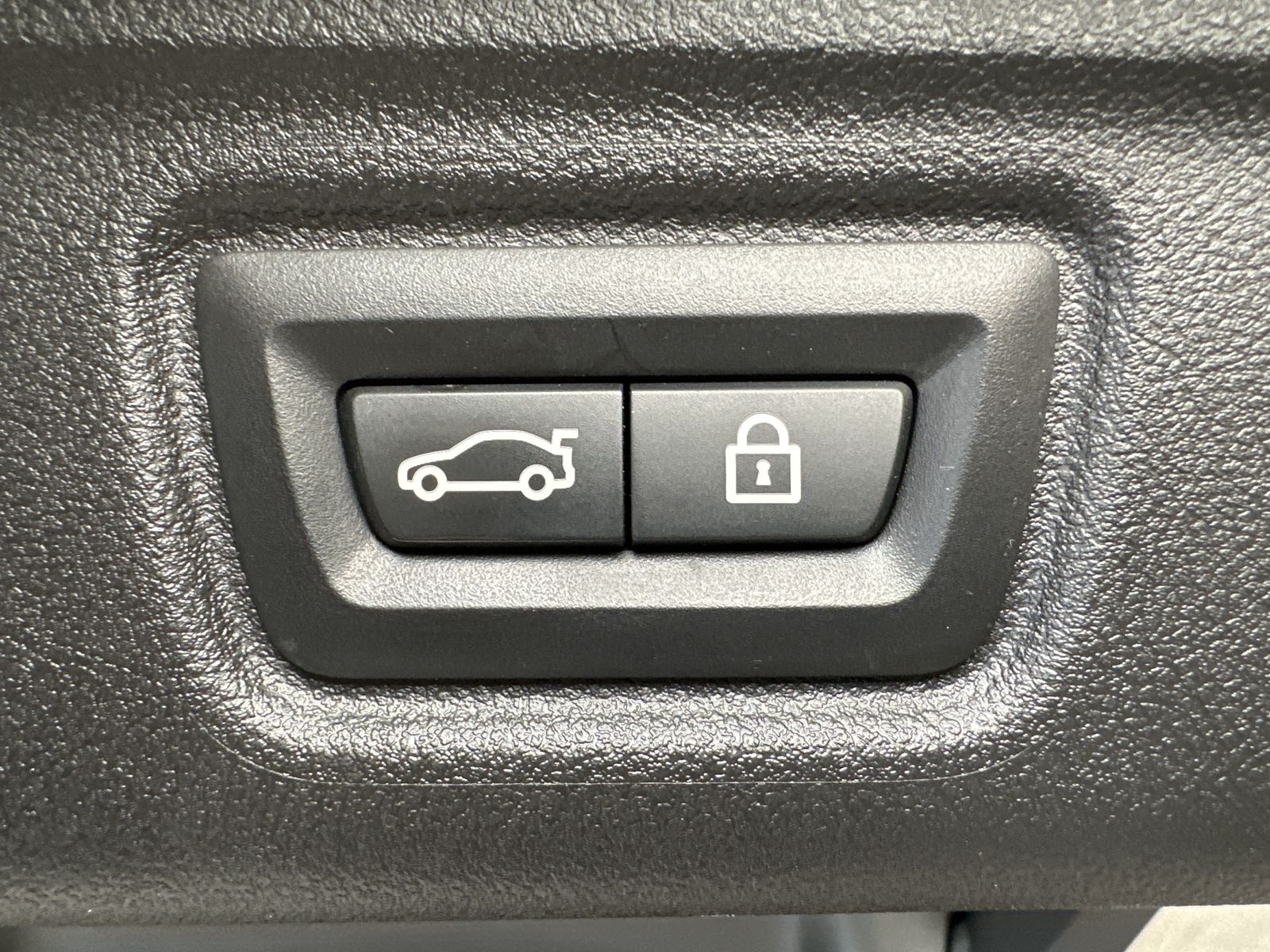 Fahrzeugabbildung BMW 330e Touring xDrive Sport Line NAV+LED+AHK+PANO