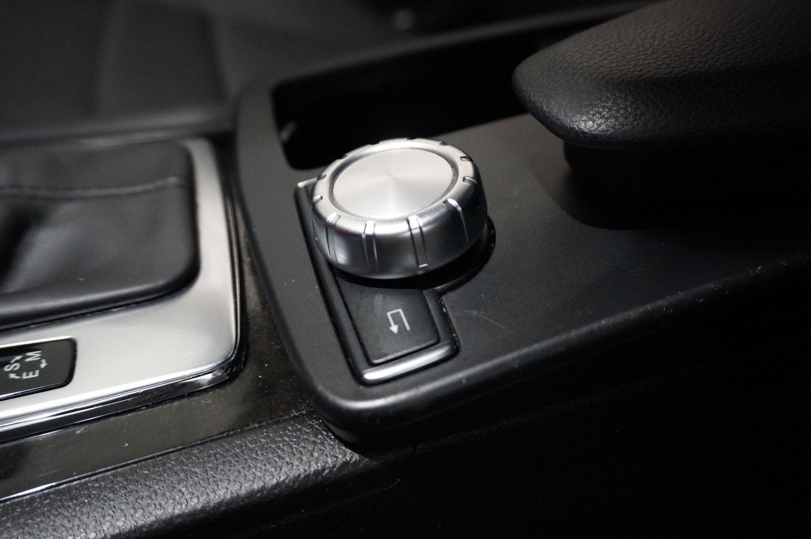 Fahrzeugabbildung Mercedes-Benz E 200 COUPE AVAMTGRADE NAVI/SHZ/SPORT/PDC/TEMP.