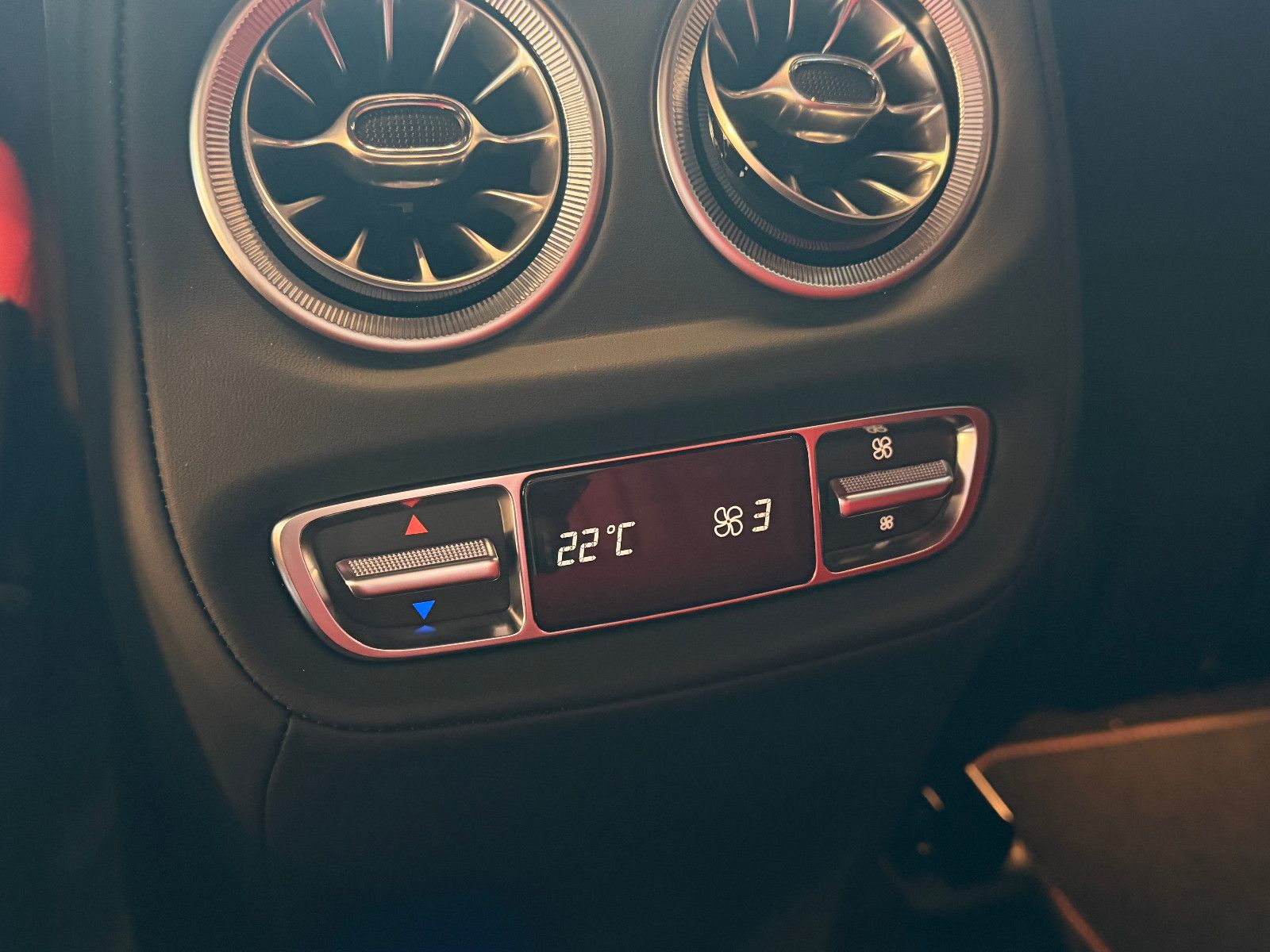 Fahrzeugabbildung Mercedes-Benz G 63 AMG/ A22/ FOND-TV/CARBON/RED/SUPERIOR/UNI