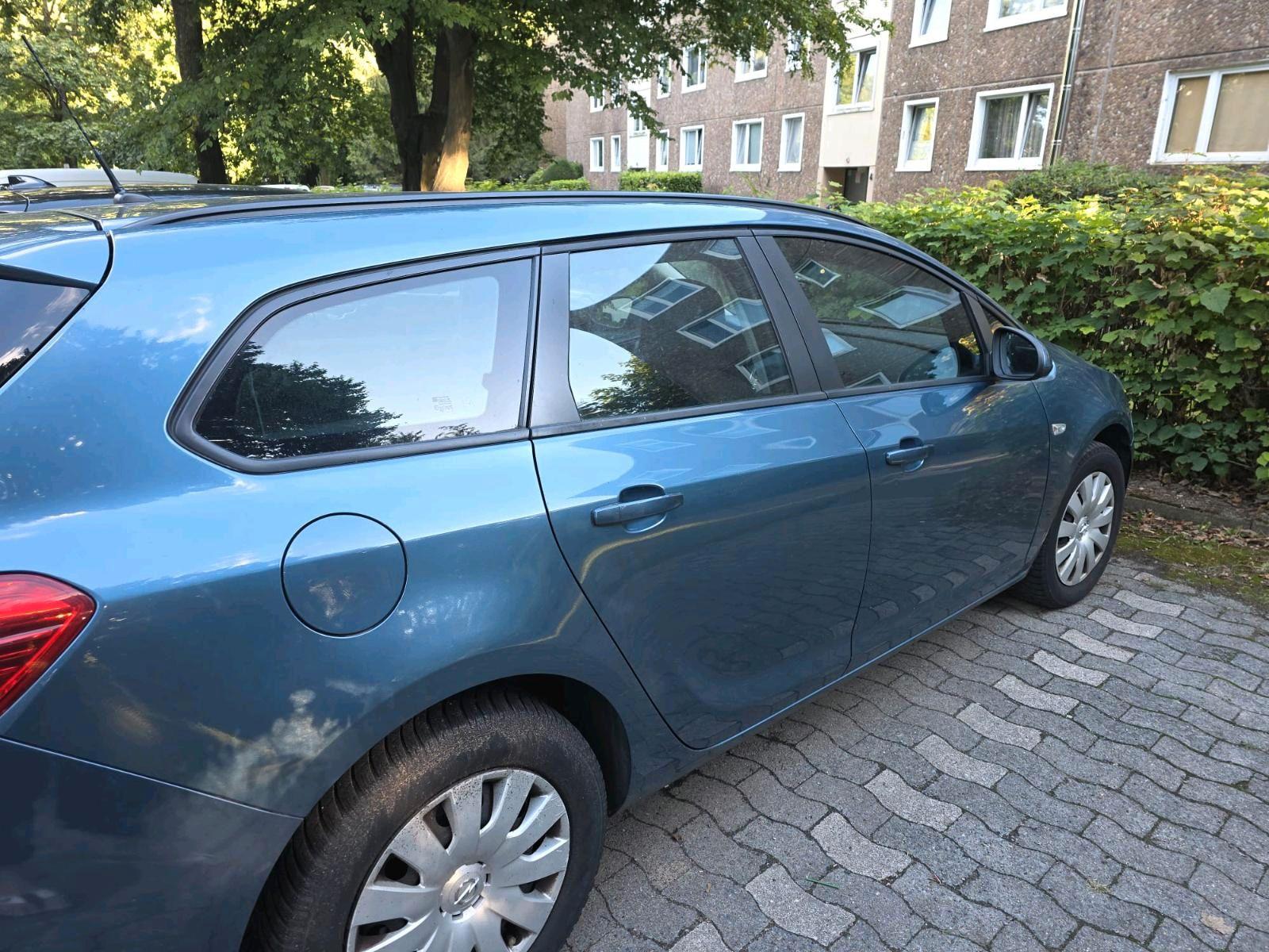 Opel Astra 2015 — rear view