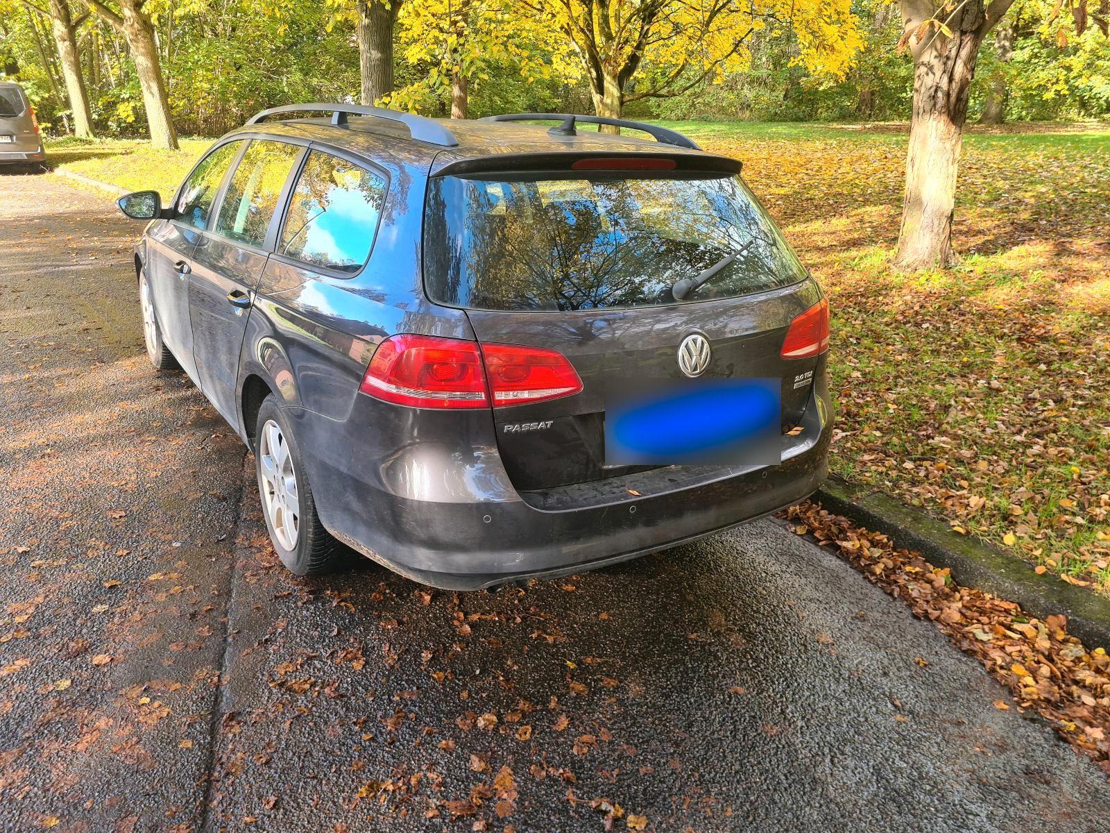 Volkswagen Passat 2011 — rear view