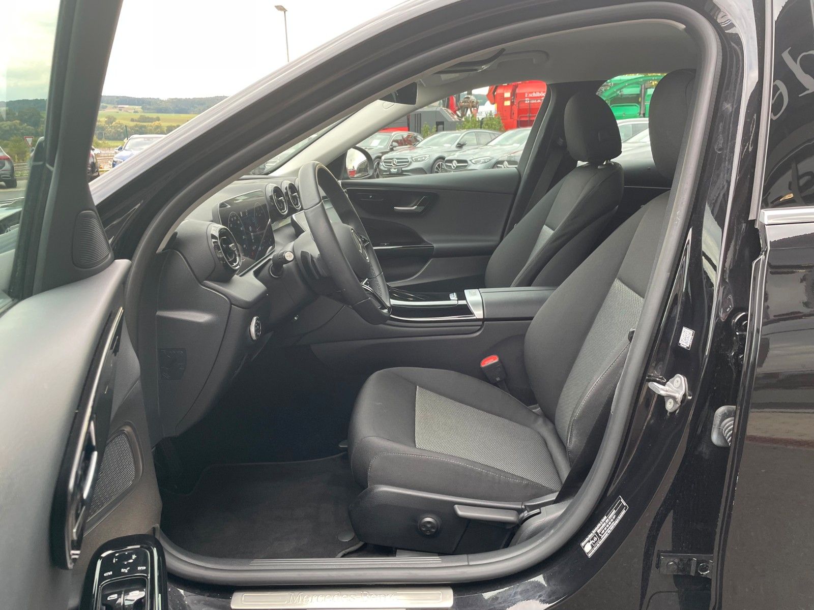 Fahrzeugabbildung Mercedes-Benz C 200d AVANTGARDE LED+AHK+RKamera+MBUX+