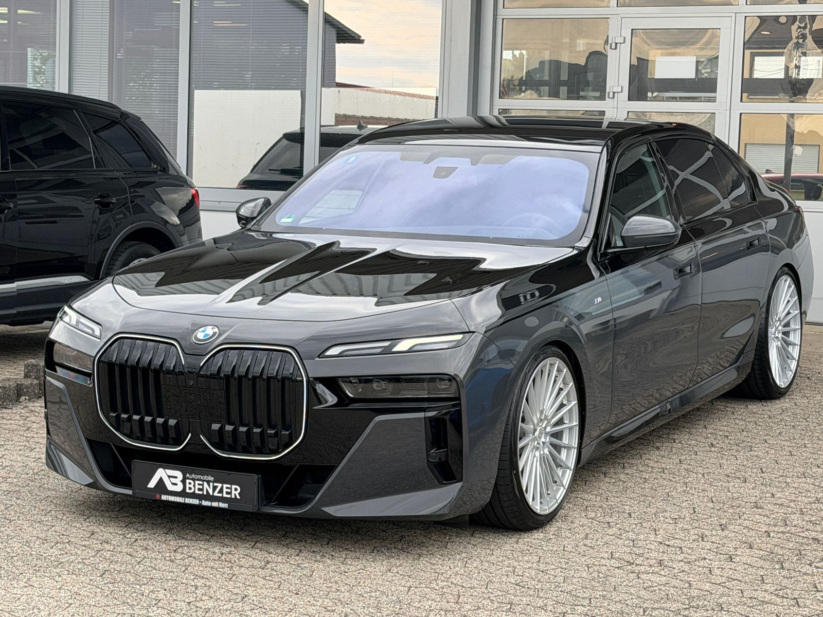 Fahrzeugabbildung BMW 740 d xDrive M Sport/CINEMA-TV/SKY LOUNGE/ICONIC