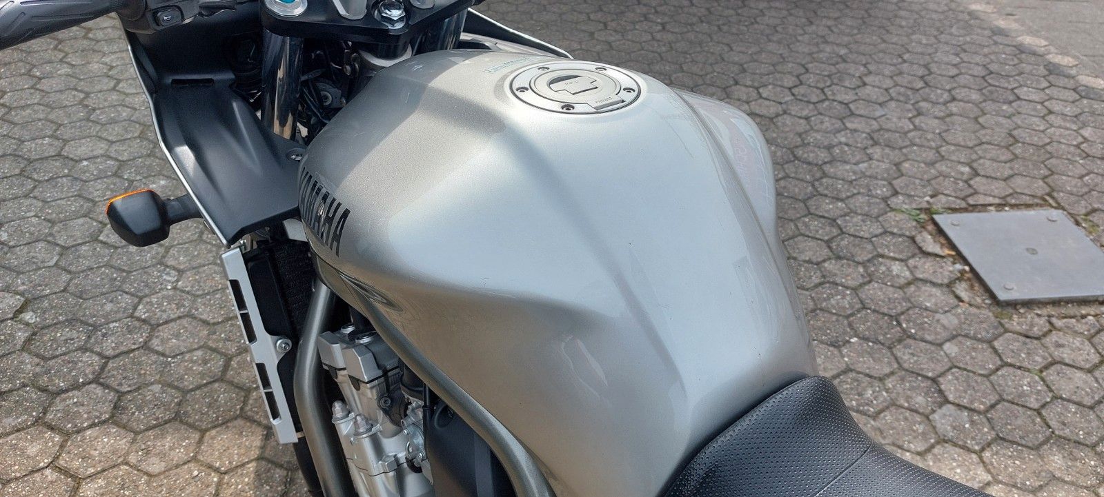 Fahrzeugabbildung Yamaha FZS 1000  1. Hand  inkl Zahnriemen/ Bos u.v.m