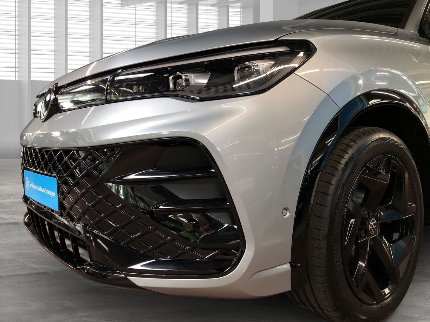Fahrzeugabbildung Volkswagen Tiguan R-Line 2.0 TDI DSG Sportpaket AHK-klappba