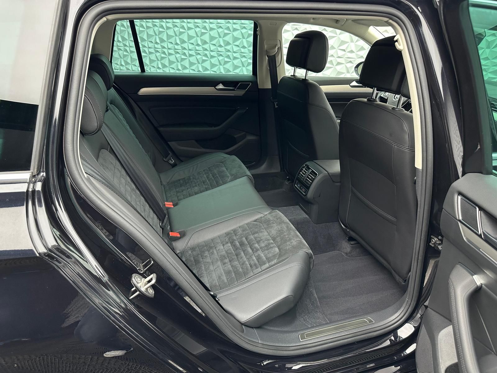 Fahrzeugabbildung Volkswagen PASSAT 1.8 TSI HIGHLINE/ACC/MASSAGE/VIRTUAL/DCC