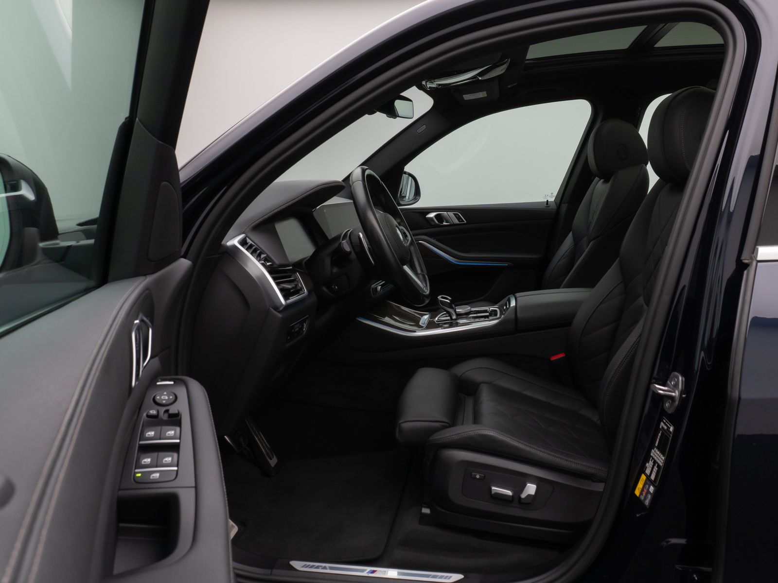 Fahrzeugabbildung BMW X5 xD45e M Sport Panorama HUD HiFi DisKey 22Zoll