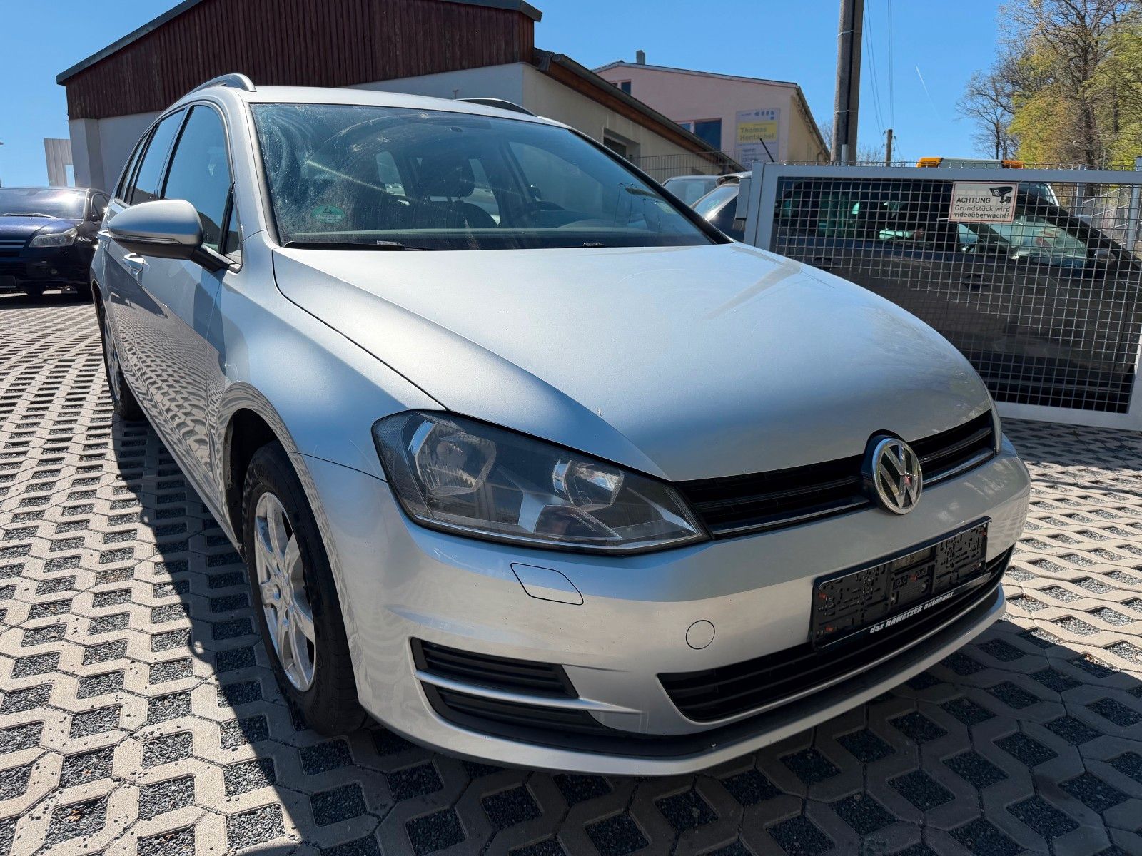 Volkswagen Golf - 1