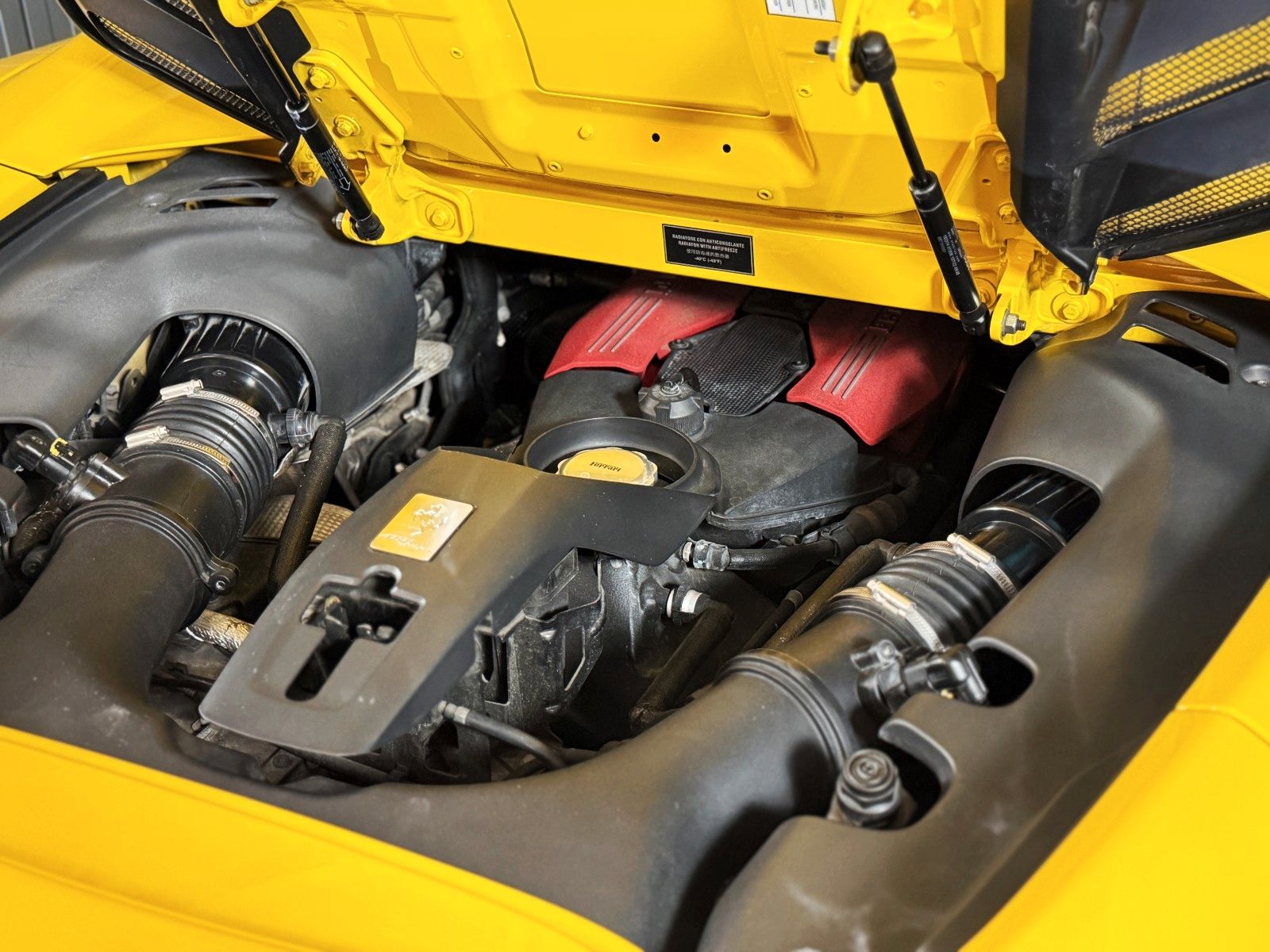 Fahrzeugabbildung Ferrari 488 Spider + Giallo Modena + Scuderia Shields