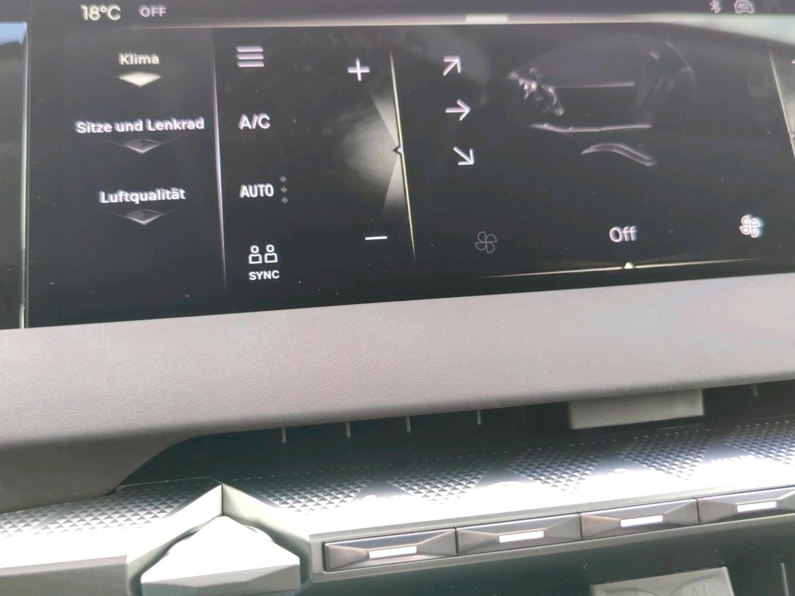 DS Automobiles N°4 ÉTOILE + Nappa BlueHDi 131 PS
