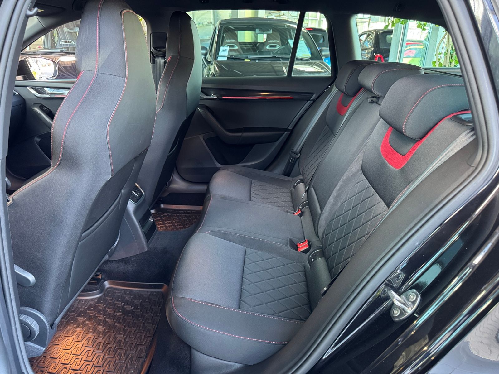 Fahrzeugabbildung SKODA Octavia Combi RS 245 LED NAVI ALU