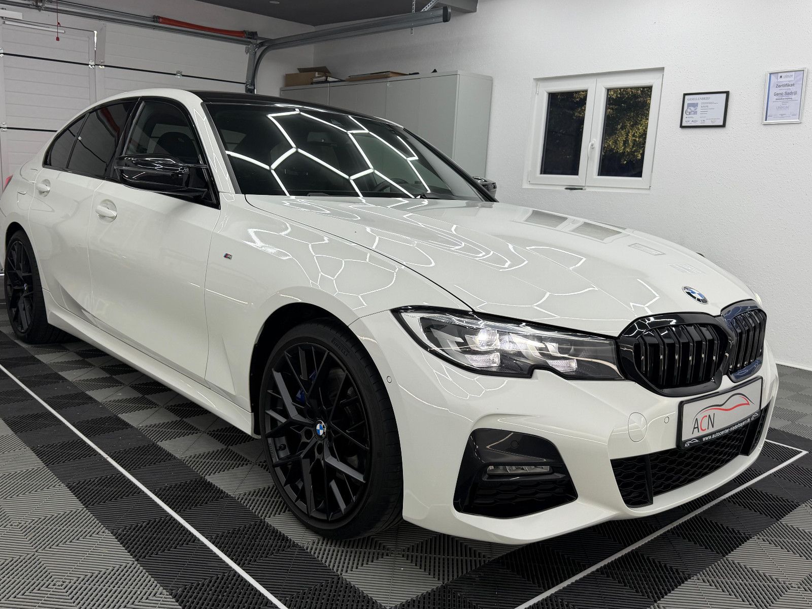 Fahrzeugabbildung BMW 330i xDrive M-SPORT/HUD/DE-FZG/HiFi/LIVE CO/2.HD