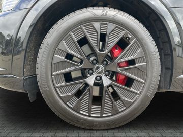 Audi Q8 e-tron - 7