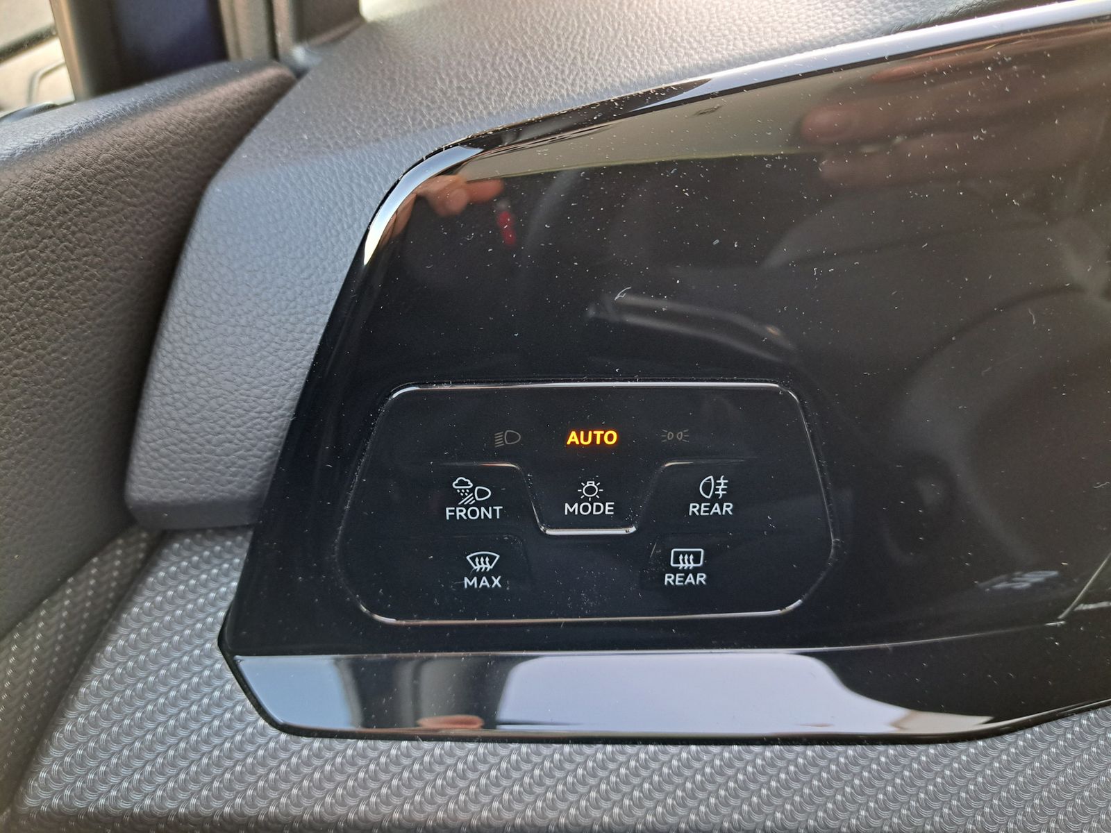Fahrzeugabbildung Volkswagen Golf VIII 2.0 TDI DSG R-LINE MATRIX-LED NAVI ACC