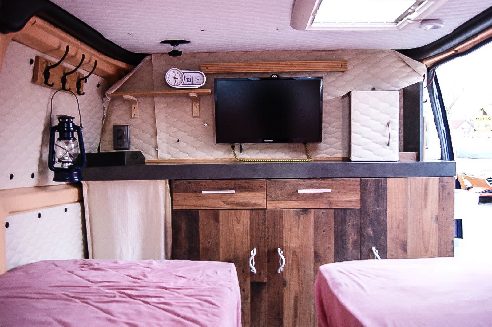 Fahrzeugabbildung Ford Transit Custom Camper TDCi BETTEN WC JALOUSIE TV