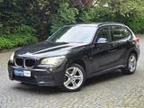 BMW X1 20 i sDrive*M-PAKET|BI-XENON|SHZ|AUTOMATIK* - BMW X1 mit Benzin-Antrieb: Limousine
