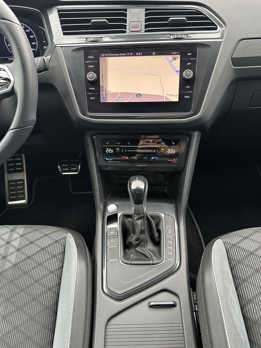 Fahrzeugabbildung Volkswagen Tiguan 1.5 TSI DSG R-Line NAV+LED+AHK+20ZOLL+KAM