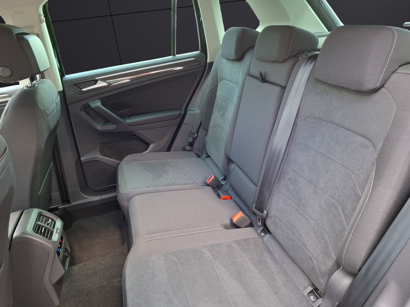 Fahrzeugabbildung Volkswagen Tiguan TDI Elegance DSG Matrix Navi AID ACC PDC