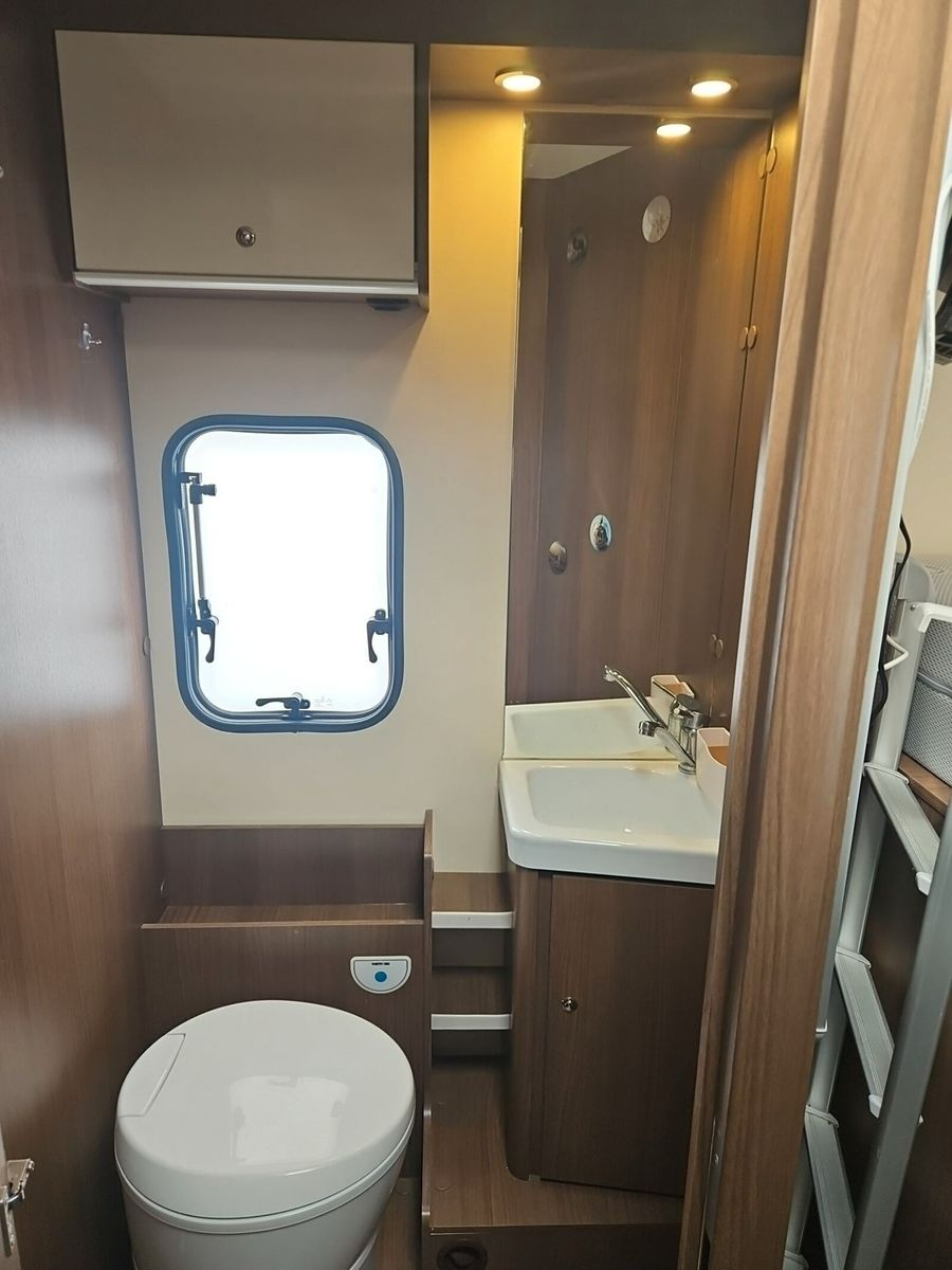Fahrzeugabbildung Roller Team Auto-Roller 284 TL SAT / TV / Luftfederung