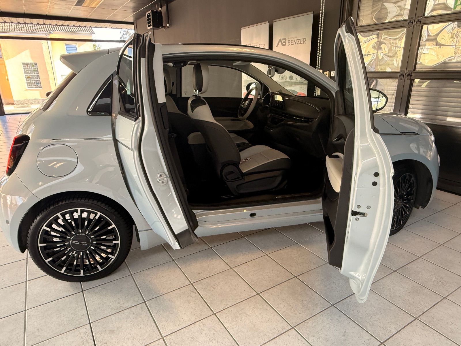 Fahrzeugabbildung Fiat 500e/ 3+1 /LA PRIMA/APPLE/NAVI/KAMERA/LED/LEDER