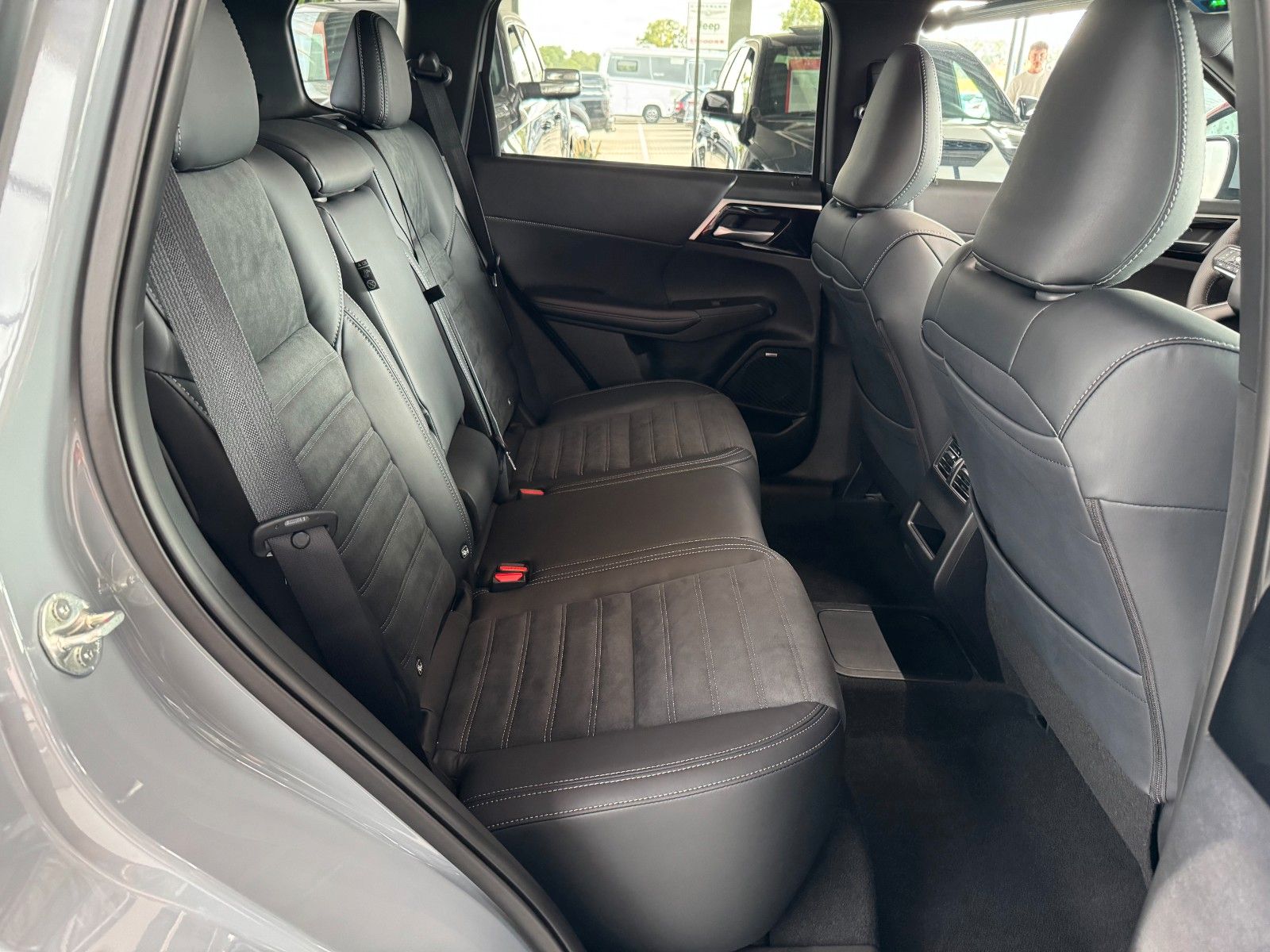 Fahrzeugabbildung Mitsubishi Outlander 2.4 PHEV 4WD Select