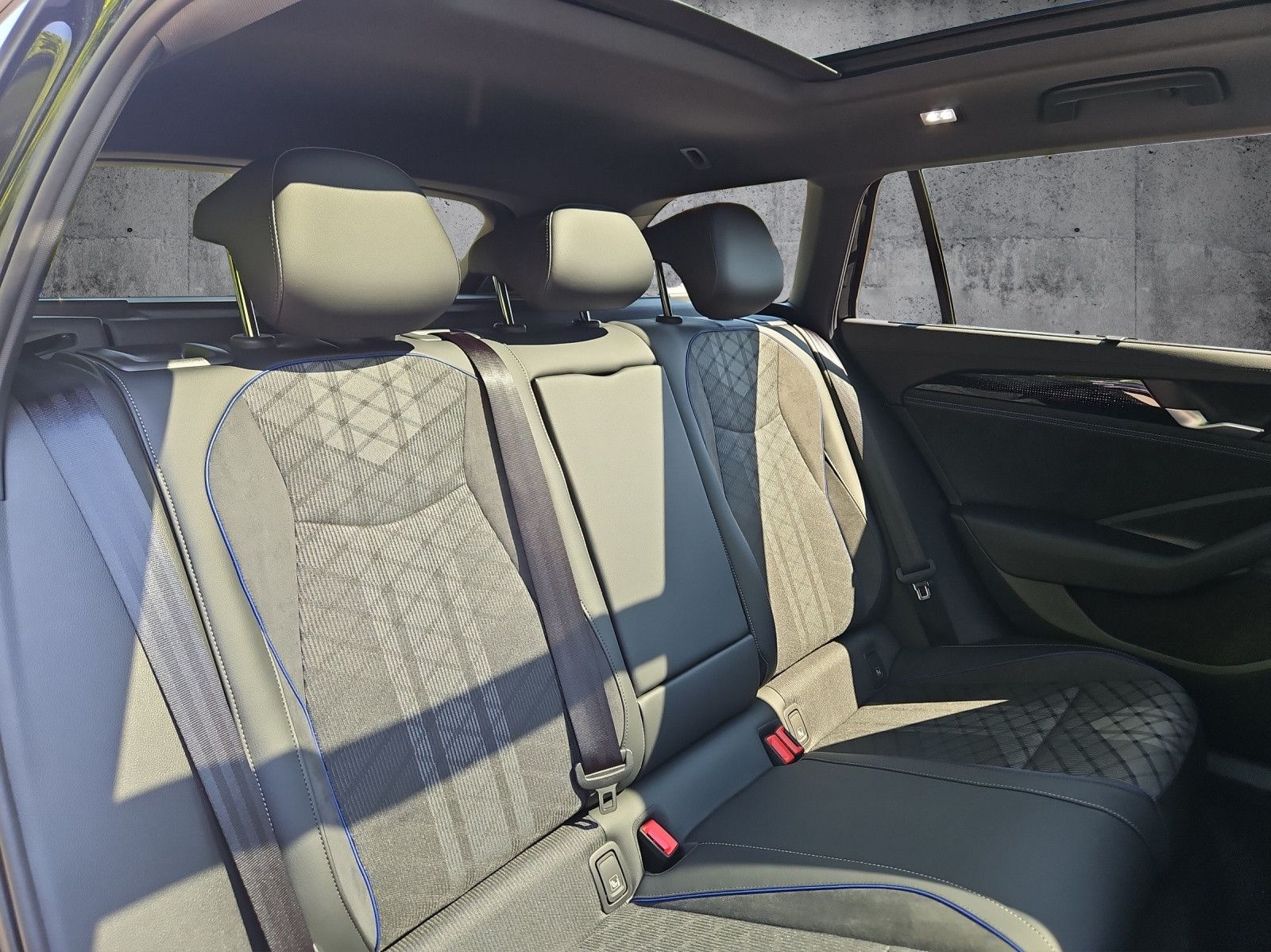 Passat Variant R-Line 2.0 TDI SCR DSG Pano AHK