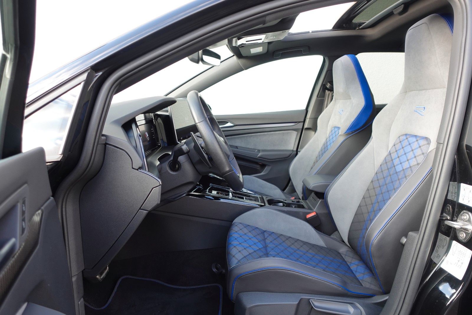 Fahrzeugabbildung Volkswagen Golf VIII R 2.0TSI 4Motion,Akrapovič,Pano,Matrix
