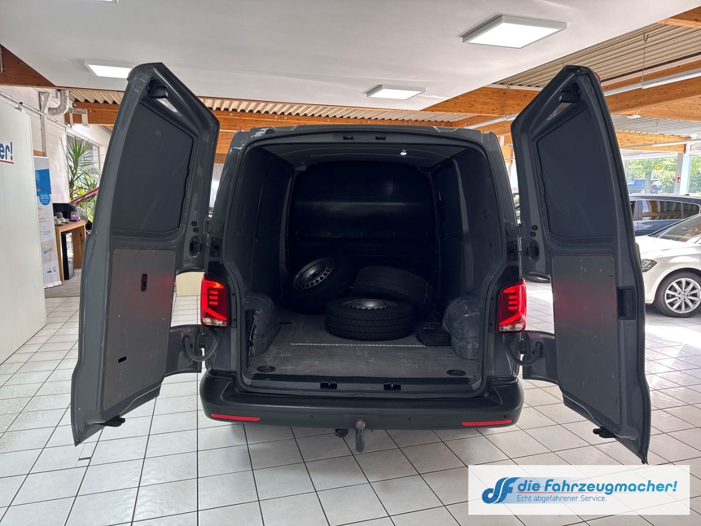 Fahrzeugabbildung Volkswagen Transporter T6.1 Kasten 4MOTION AHK DAB Induktio