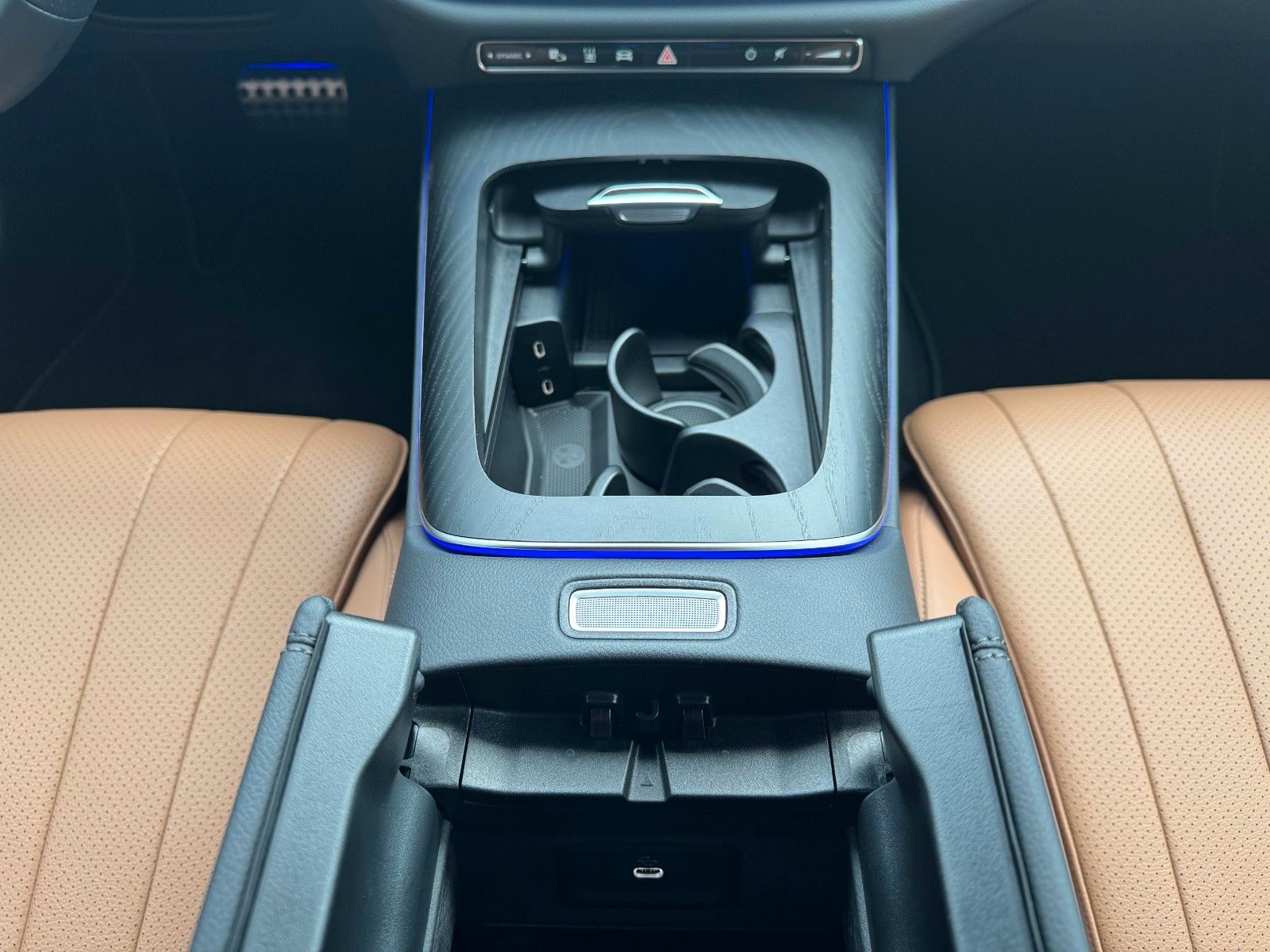 Fahrzeugabbildung Mercedes-Benz E 220d T AMG+Hyperscreen+Leder+AHK+DistrPro+STH