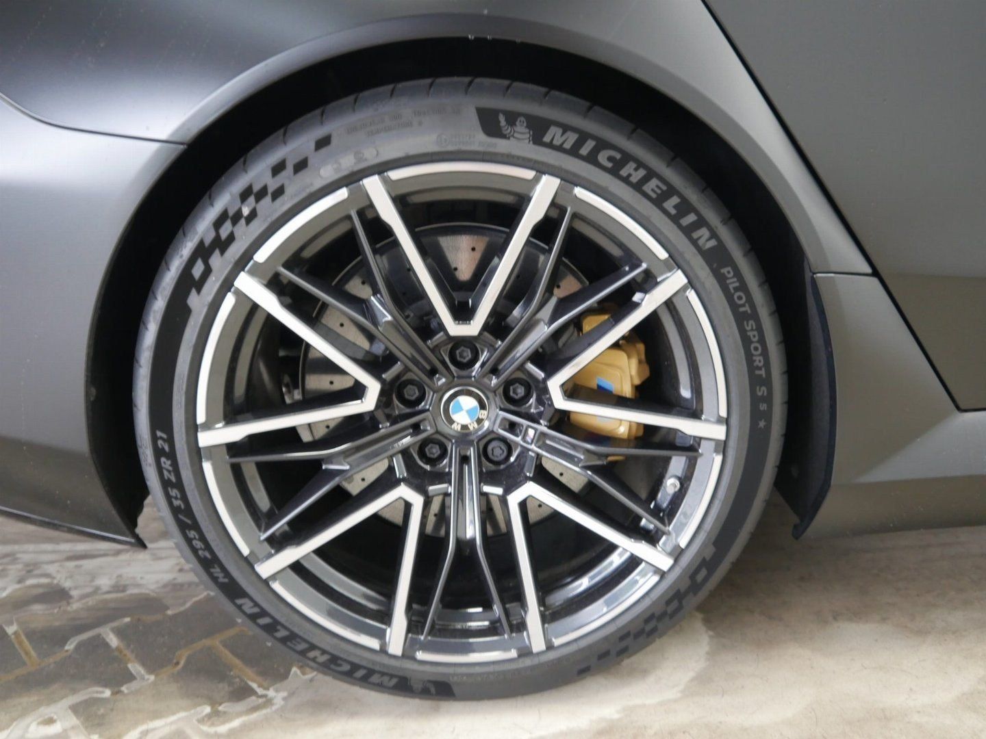 Fahrzeugeinzelansicht 20 Fahrzeugabbildung BMW M5 Limousine |M Carbon-Keramik Bremse |B&W |M Dr