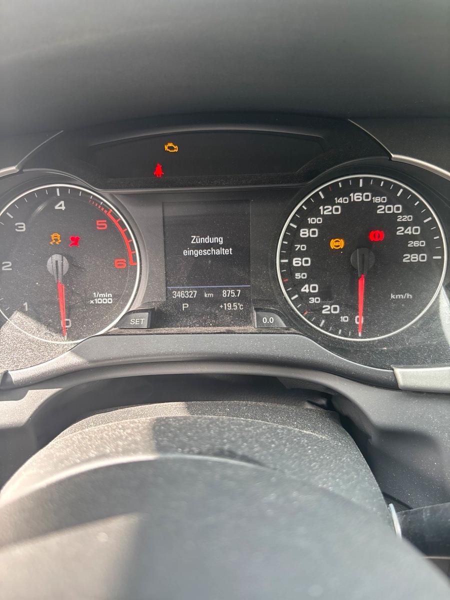 Audi A4 2008 — салон