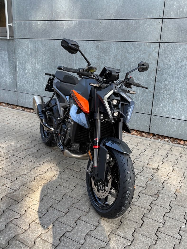 Fahrzeugabbildung KTM 990 Duke Modell 2024