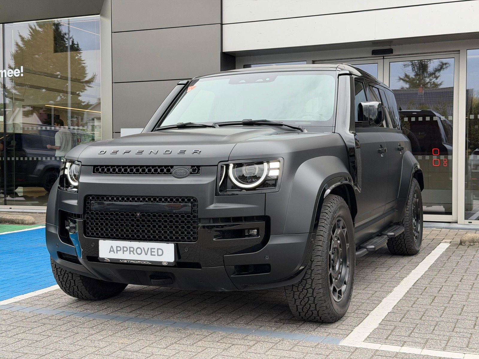 Land Rover Defender 110 OCTA Black
