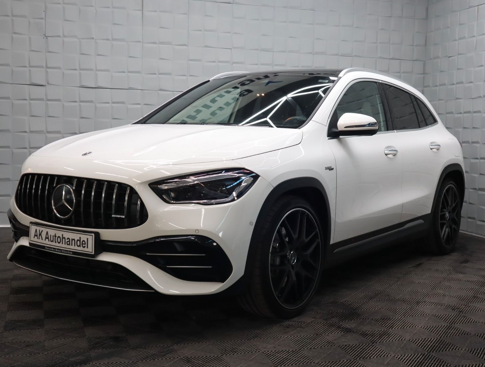 MERCEDES-BENZ GLA 45 AMG 4Matic LED Panorama ACC Kamera AHK