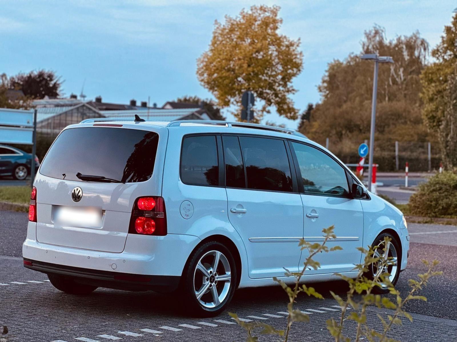 Volkswagen Touran 2009 — rear view