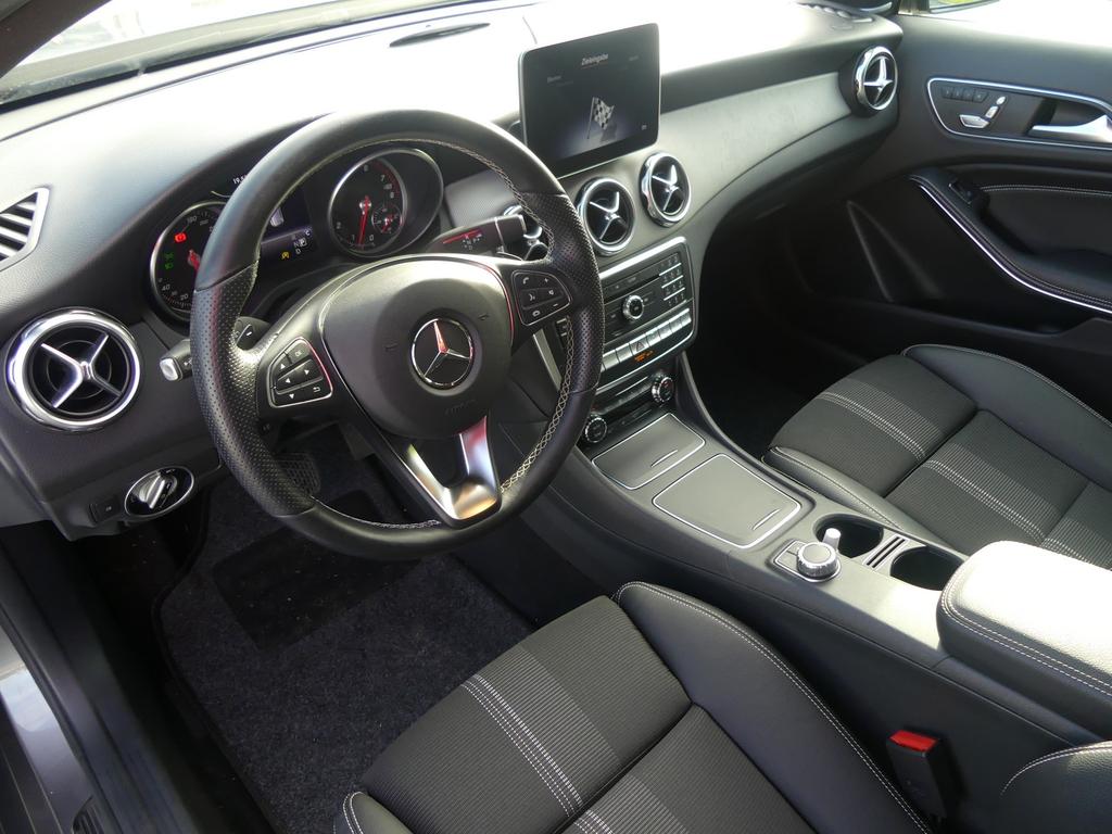 Mercedes-Benz GLA 220