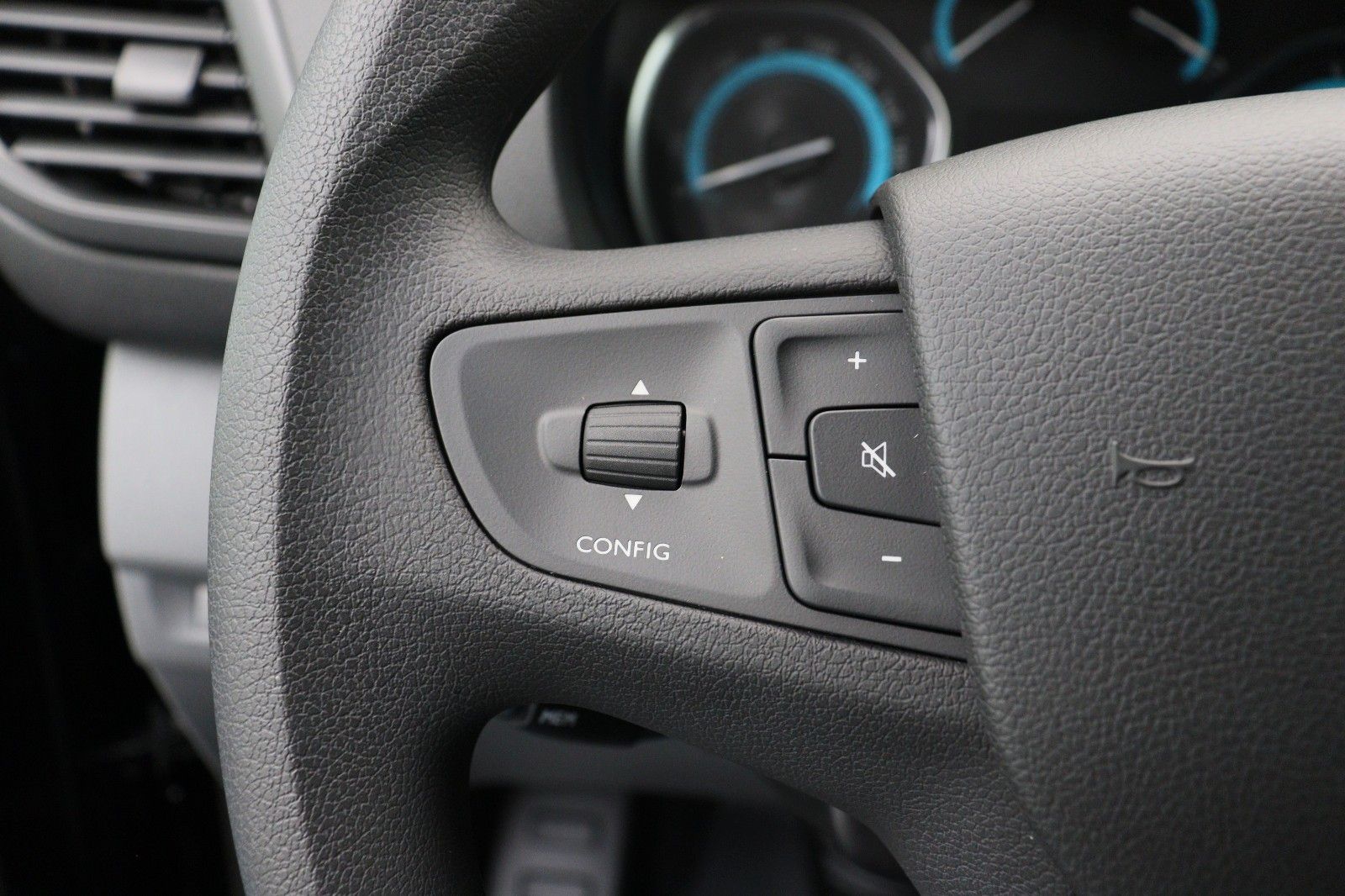 Fahrzeugabbildung Fiat E-Scudo Kastenwagen SX L2 75kWh sofort!