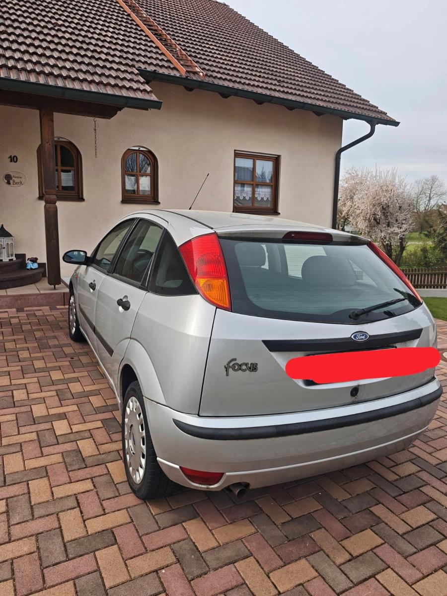 Ford Focus 2004 — rear view